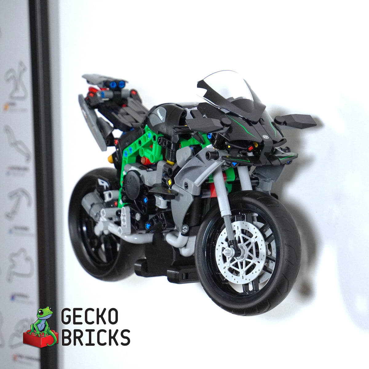 LEGO® Technic Kawasaki Ninja H2R 42170 zwevend aan de muur met premium wandbeugel - aanzicht 2