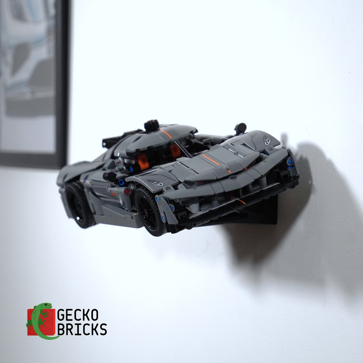 LEGO® Technic Koenigsegg Jesko Absolut 42173 aan de muur met premium wandbeugel - vooraanzicht