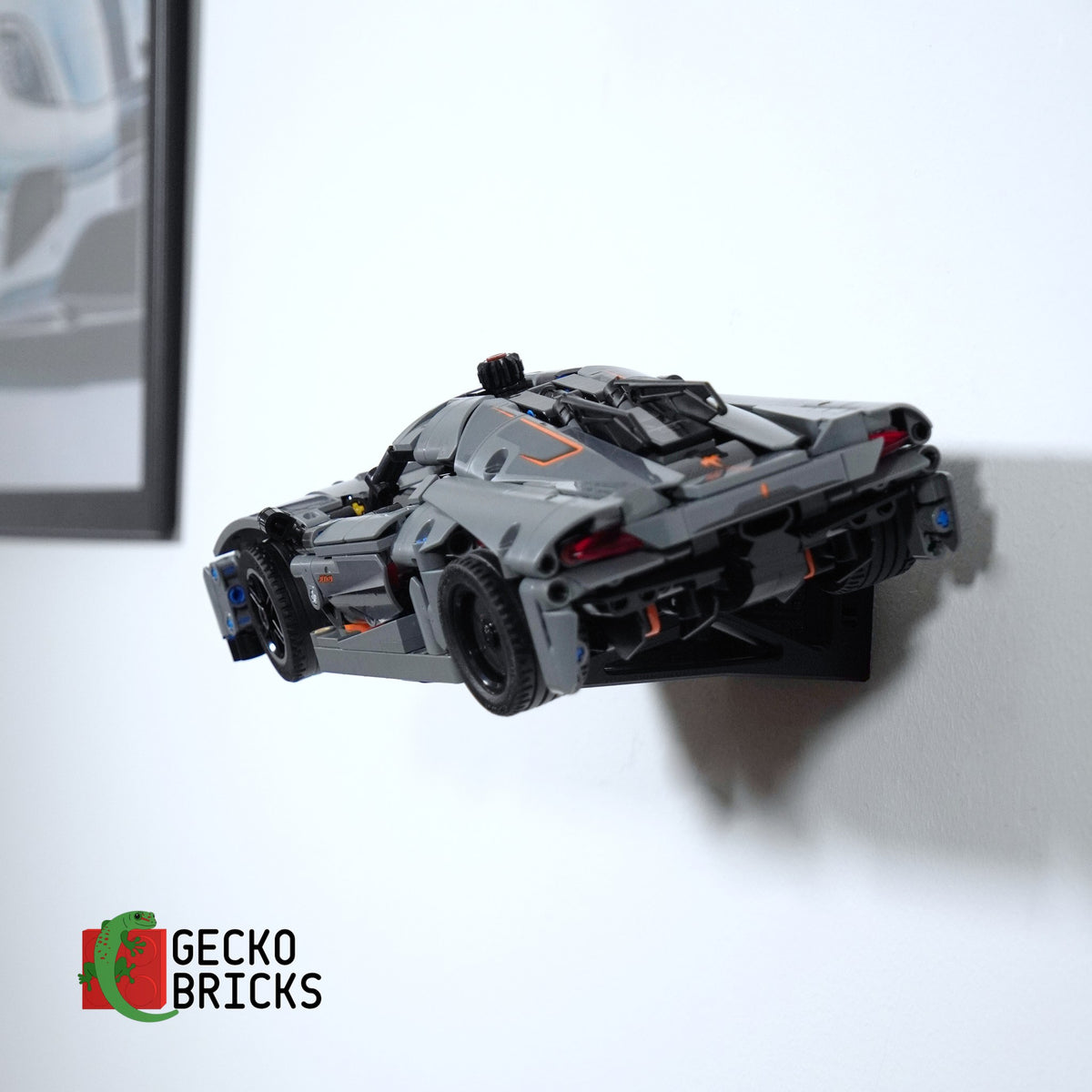LEGO® Technic Koenigsegg Jesko Absolut 42173 zwevend aan de muur met premium wandbeugel - aanzicht 4