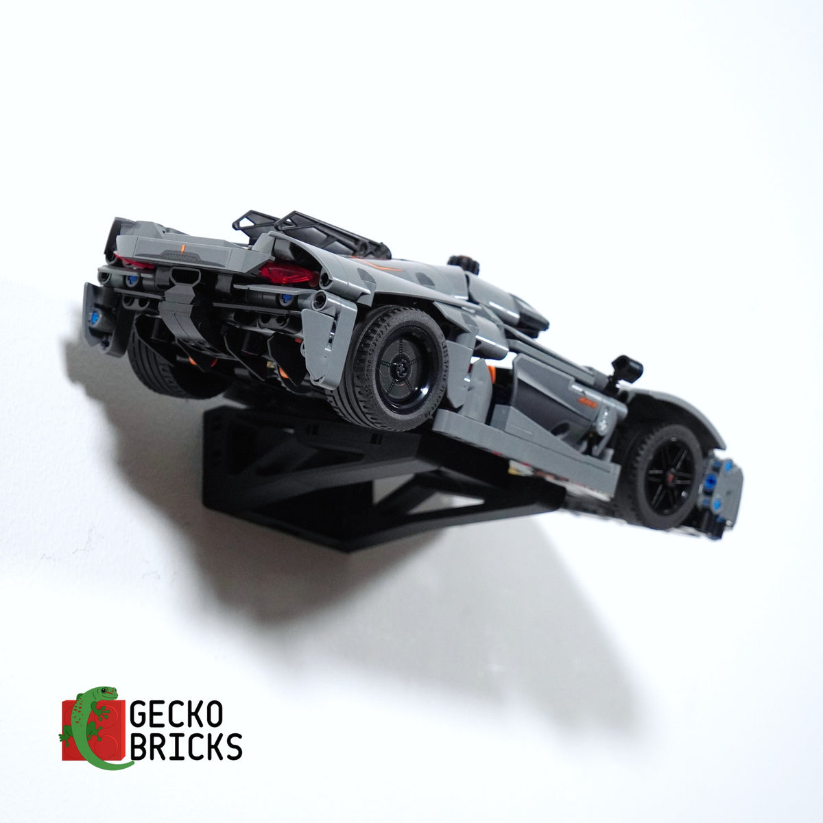 LEGO® Technic Koenigsegg Jesko Absolut 42173 zwevend aan de muur met premium wandbeugel - aanzicht 5