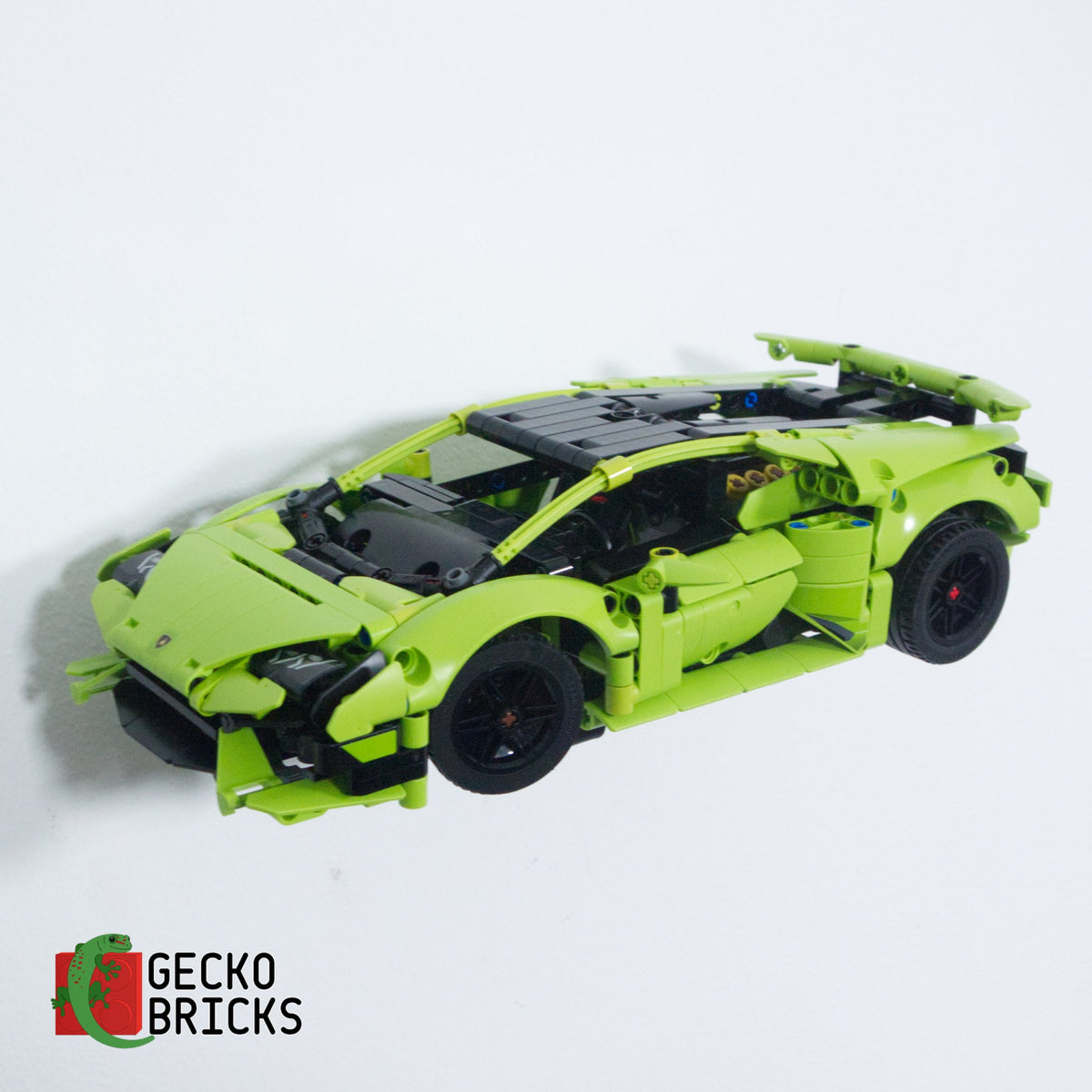 LEGO® Technic Lamborghini Huracán Tecnica 42161 aan de muur met premium wandbeugel - vooraanzicht
