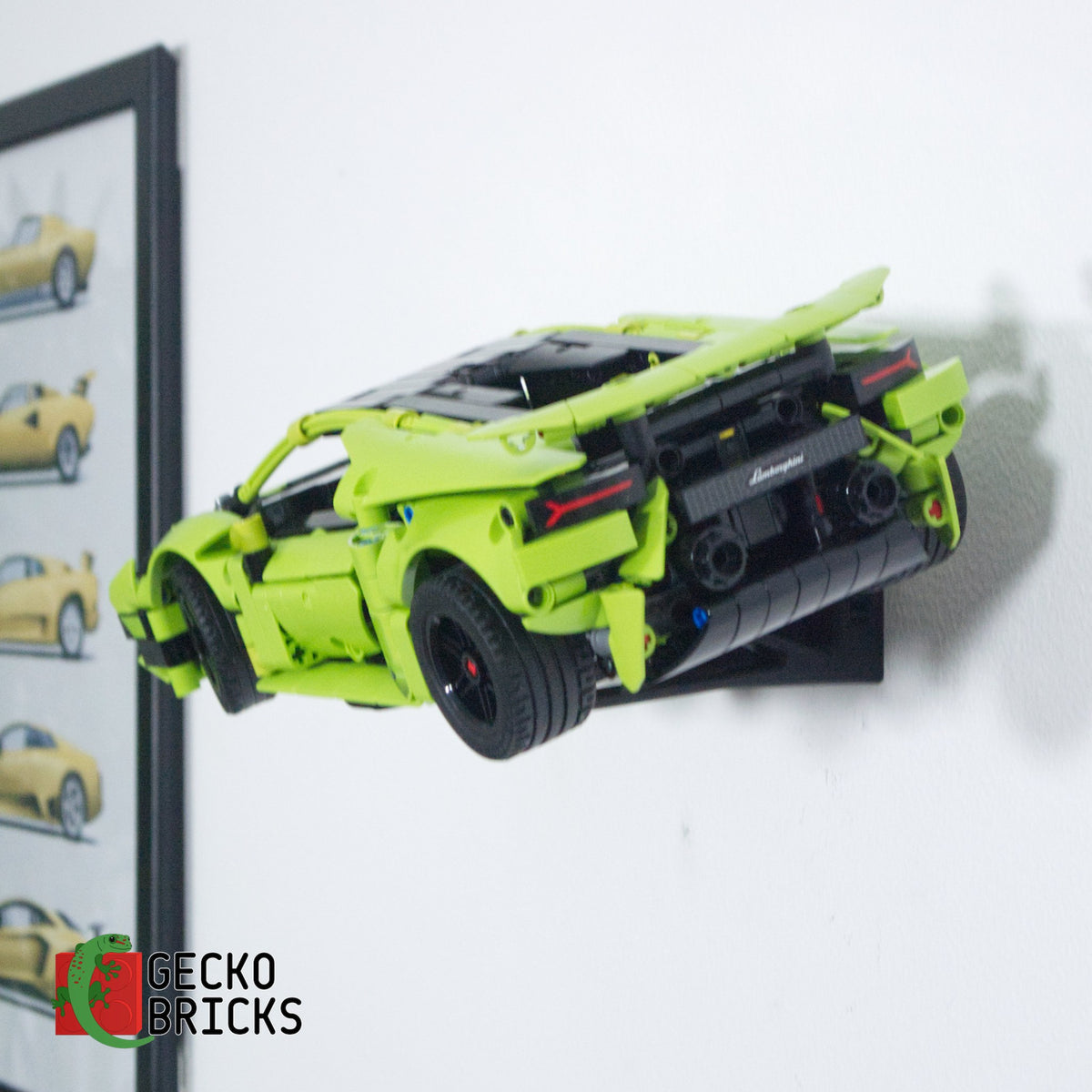 LEGO® Technic Lamborghini Huracán Tecnica 42161 zwevend aan de muur met premium wandbeugel - aanzicht 3