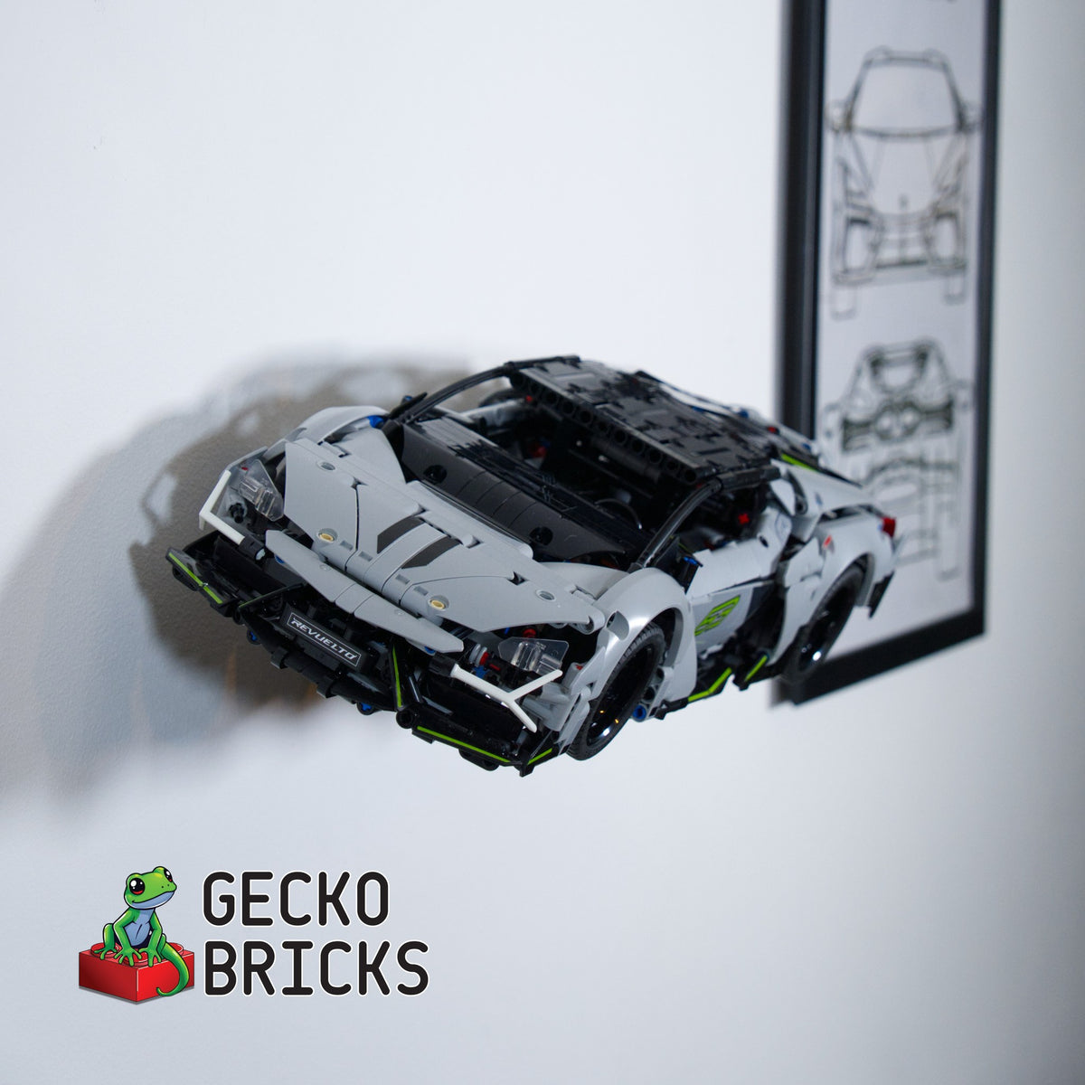 LEGO® Technic Lamborghini Revuelto 42214 aan de muur met premium wandbeugel - vooraanzicht