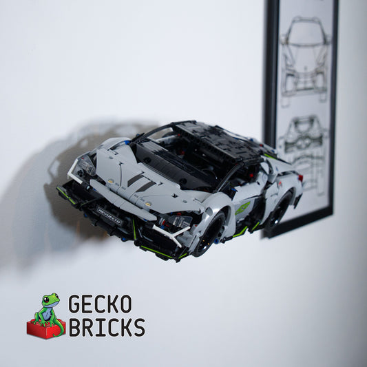 LEGO® Technic Lamborghini Revuelto 42214 aan de muur met premium wandbeugel - vooraanzicht