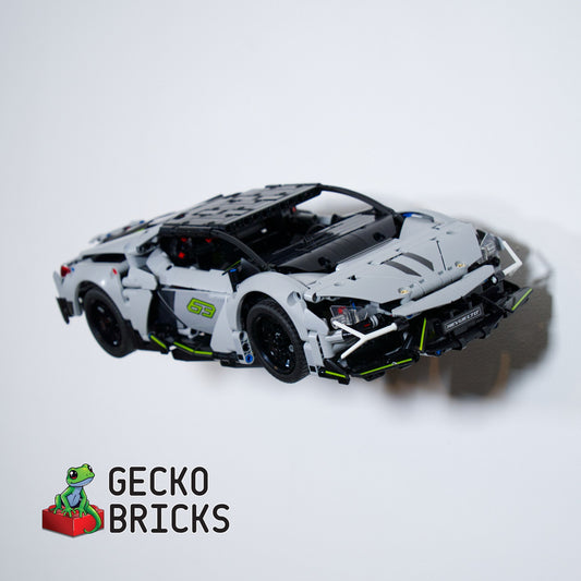LEGO® Technic Lamborghini Revuelto 42214 zwevend aan de muur met premium wandbeugel - aanzicht 2