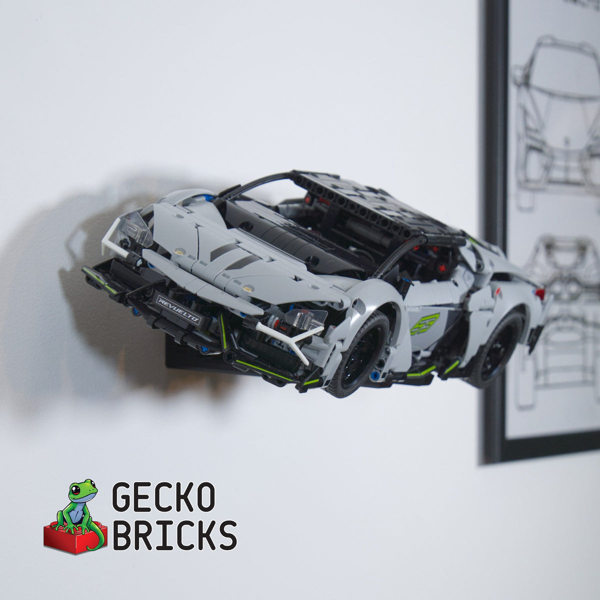 LEGO® Technic Lamborghini Revuelto 42214 zwevend aan de muur met premium wandbeugel - aanzicht 3