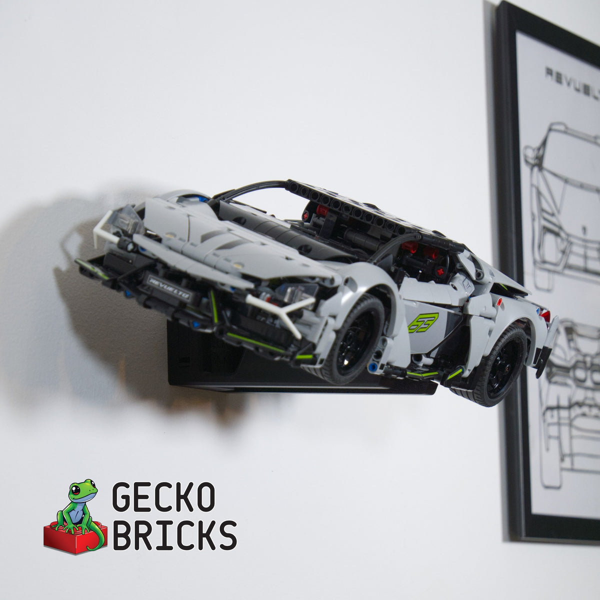 LEGO® Technic Lamborghini Revuelto 42214 zwevend aan de muur met premium wandbeugel - aanzicht 4