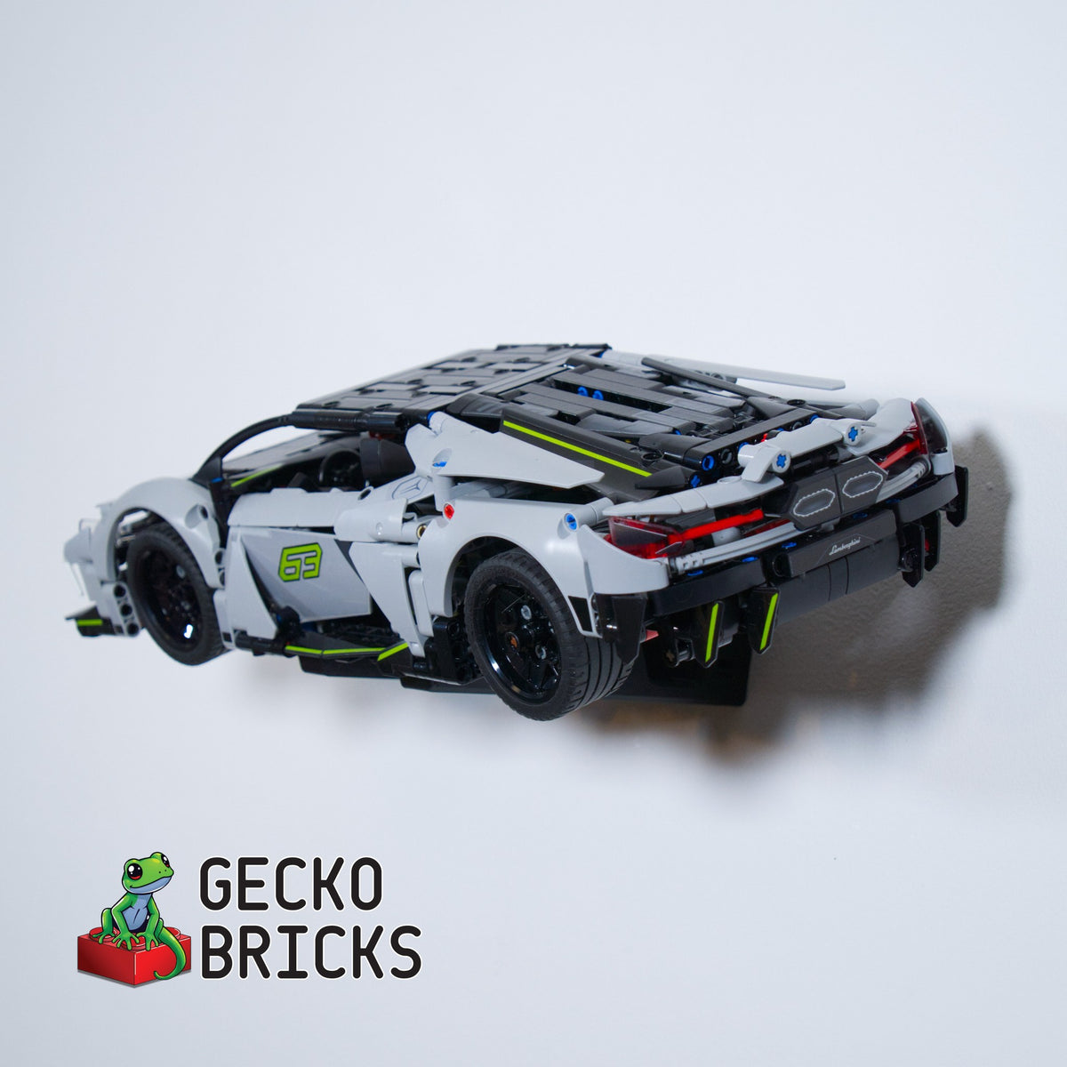 LEGO® Technic Lamborghini Revuelto 42214 zwevend aan de muur met premium wandbeugel - aanzicht 5