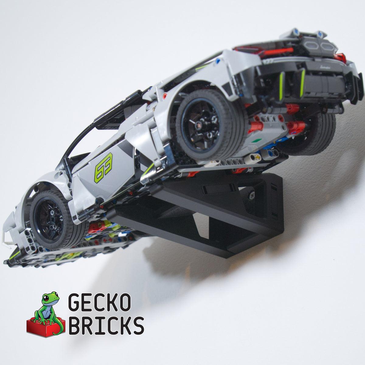 LEGO® Technic Lamborghini Revuelto 42214 zwevend aan de muur met premium wandbeugel - aanzicht 6