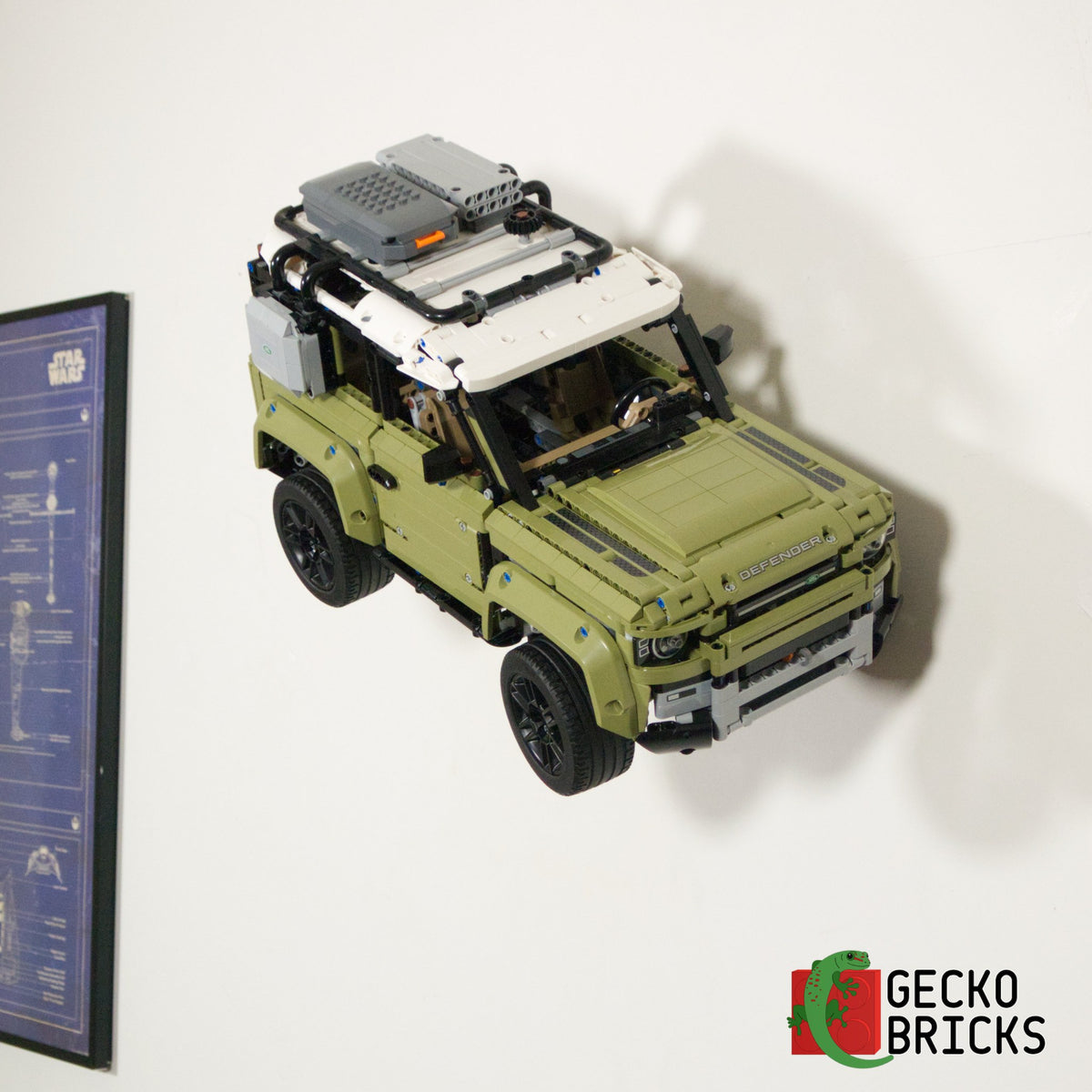 LEGO® Technic Land Rover Defender 42110 aan de muur met premium wandbeugel - vooraanzicht