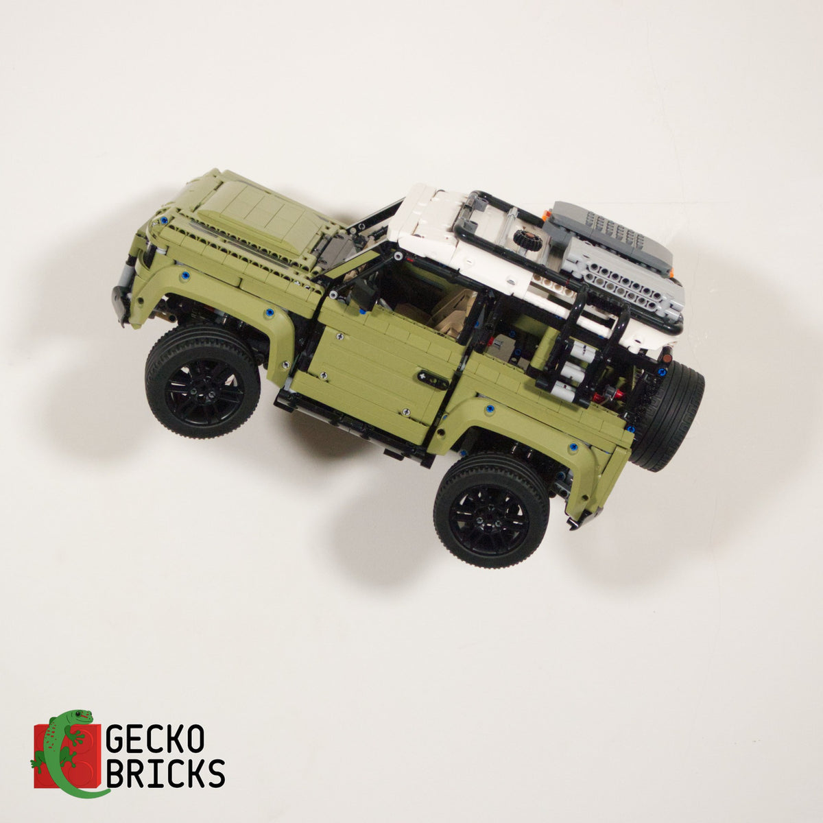 LEGO® Technic Land Rover Defender 42110 zwevend aan de muur met premium wandbeugel - aanzicht 3