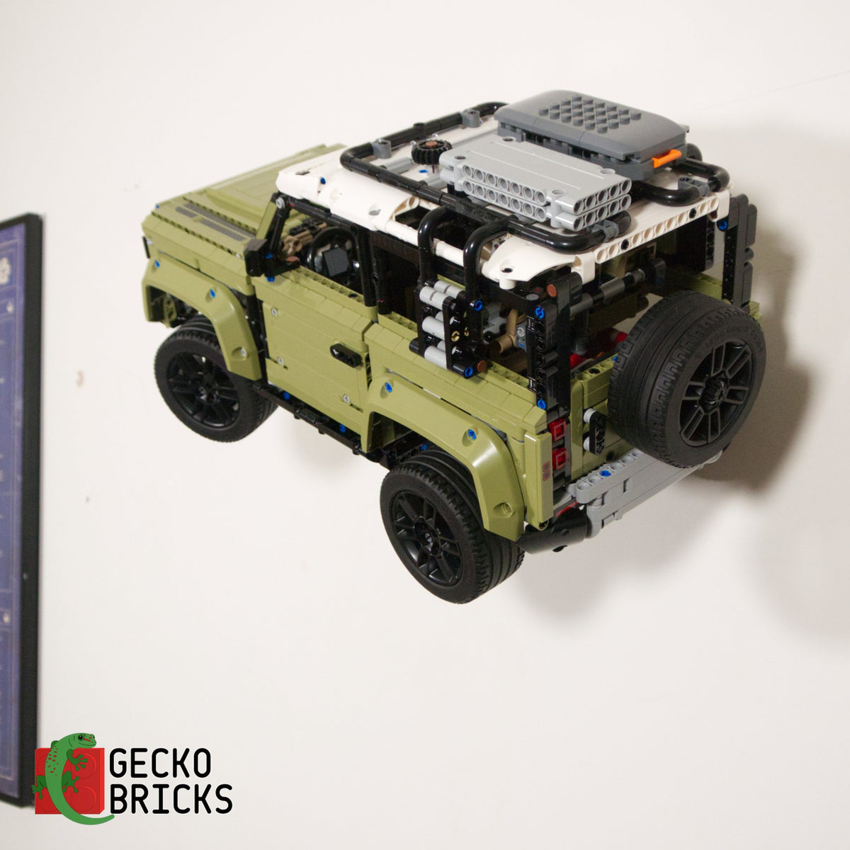 LEGO® Technic Land Rover Defender 42110 zwevend aan de muur met premium wandbeugel - aanzicht 4