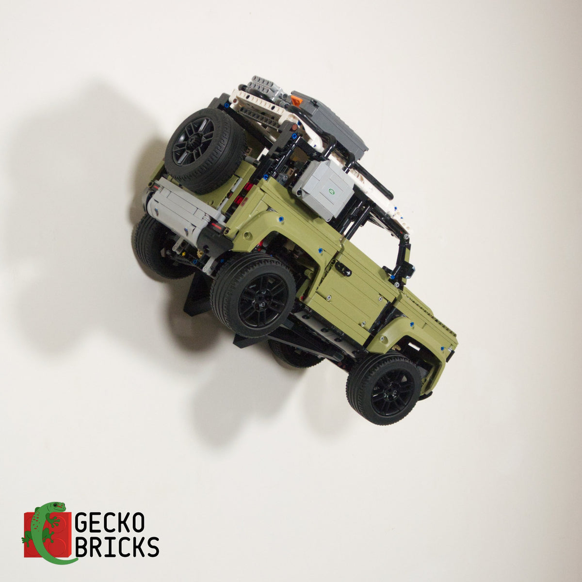 LEGO® Technic Land Rover Defender 42110 zwevend aan de muur met premium wandbeugel - aanzicht 5