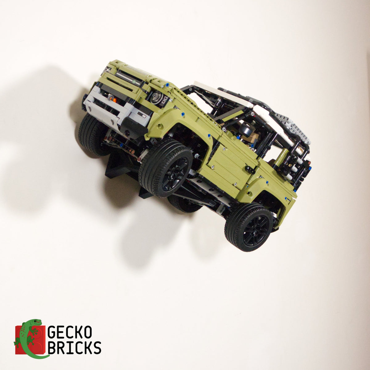 LEGO® Technic Land Rover Defender 42110 zwevend aan de muur met premium wandbeugel - aanzicht 6