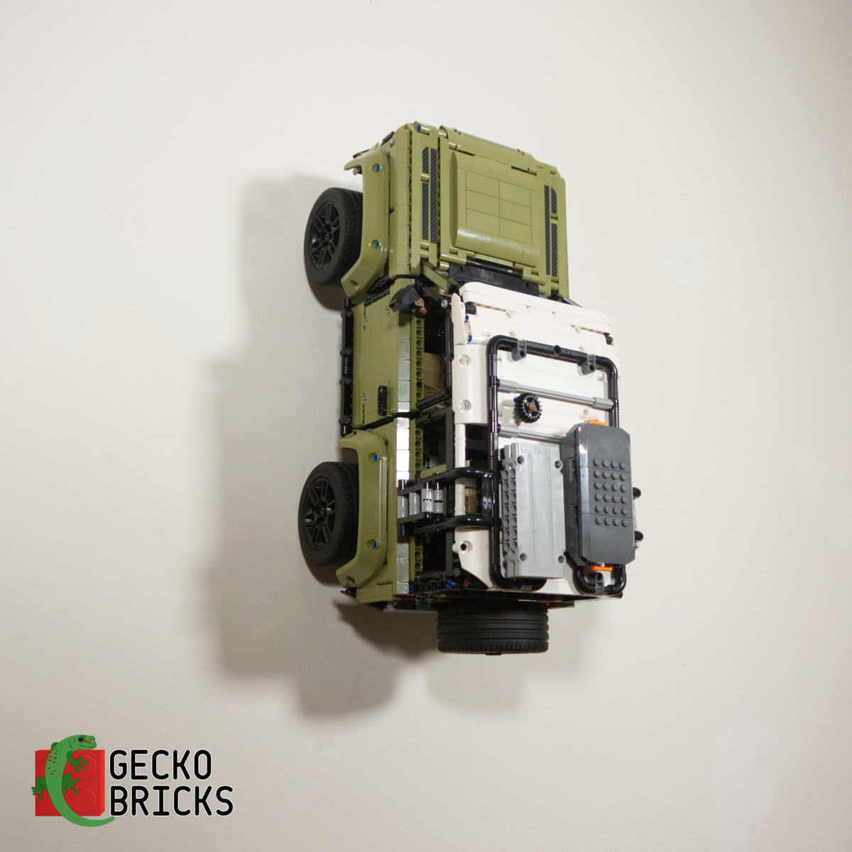 LEGO® Technic Land Rover Defender 42110 vlak aan de muur met wandbeugel - 2