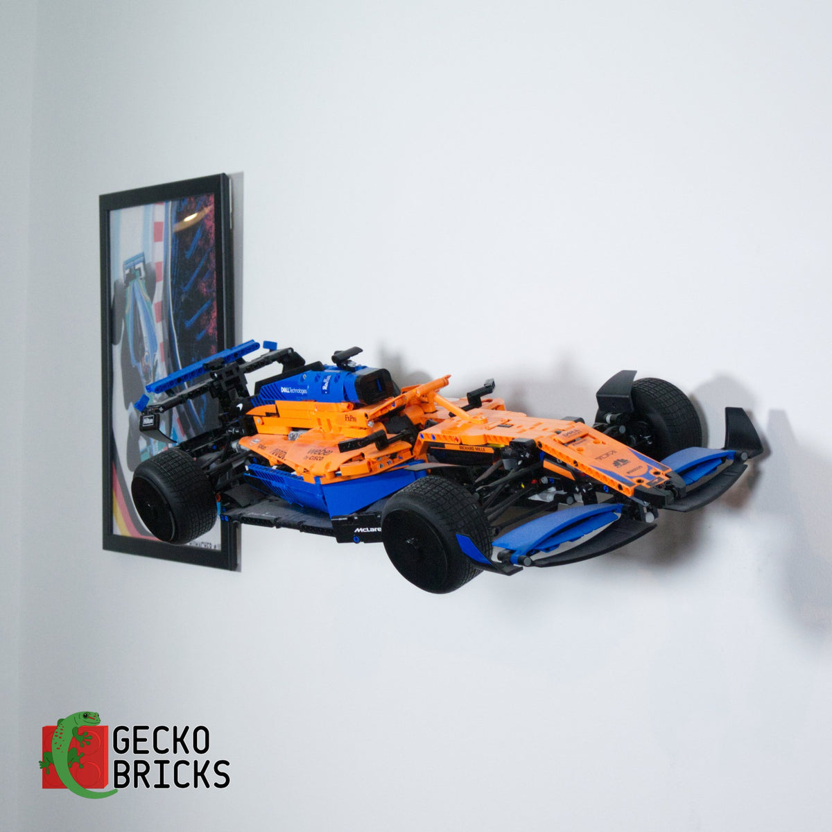 LEGO® Technic McLaren Formula 1 Racewagen 42141 aan de muur met premium wandbeugel - vooraanzicht