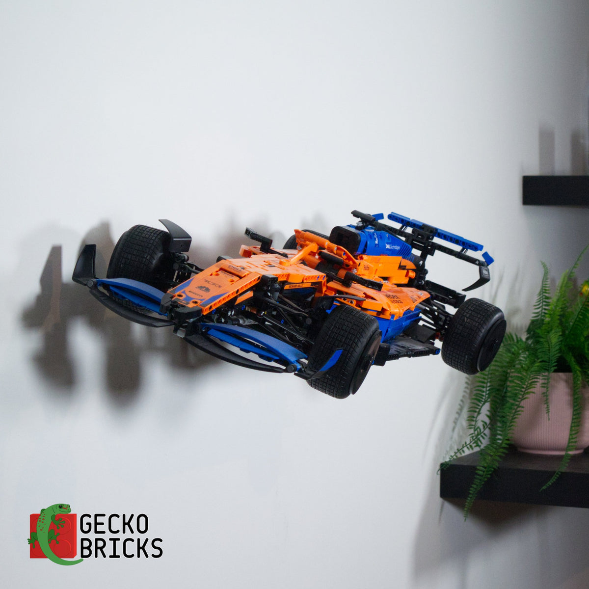 LEGO® Technic McLaren Formula 1 Racewagen 42141 zwevend aan de muur met premium wandbeugel - aanzicht 2