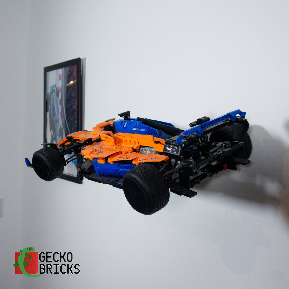 LEGO® Technic McLaren Formula 1 Racewagen 42141 zwevend aan de muur met premium wandbeugel - aanzicht 3