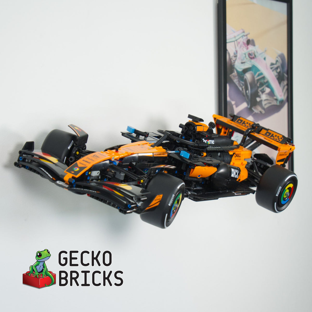 LEGO® Technic McLaren MCL39 F1 42228 zwevend aan de muur met premium wandbeugel - aanzicht 2