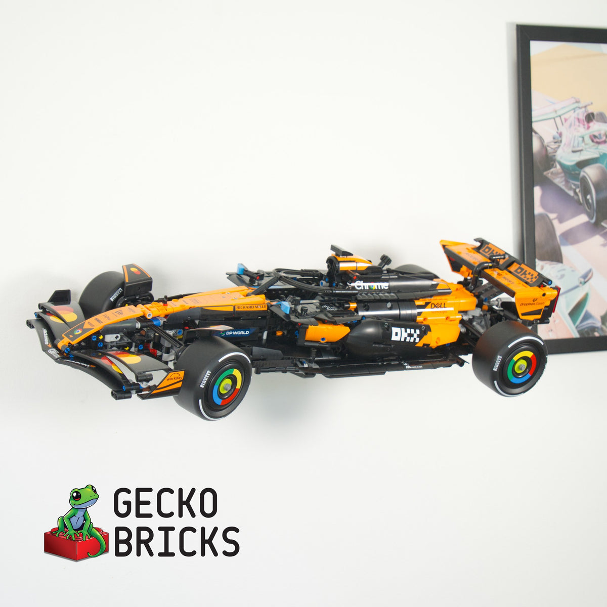 LEGO® Technic McLaren MCL39 F1 42228 zwevend aan de muur met premium wandbeugel - aanzicht 3