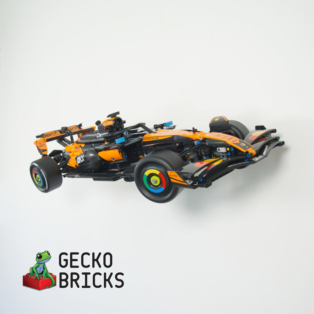 LEGO® Technic McLaren MCL39 F1 42228 zwevend aan de muur met premium wandbeugel - aanzicht 4