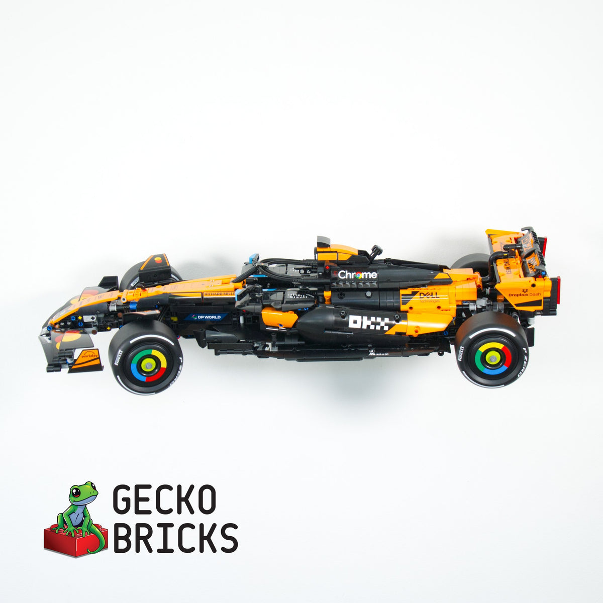 LEGO® Technic McLaren MCL39 F1 42228 zwevend aan de muur met premium wandbeugel - aanzicht 5