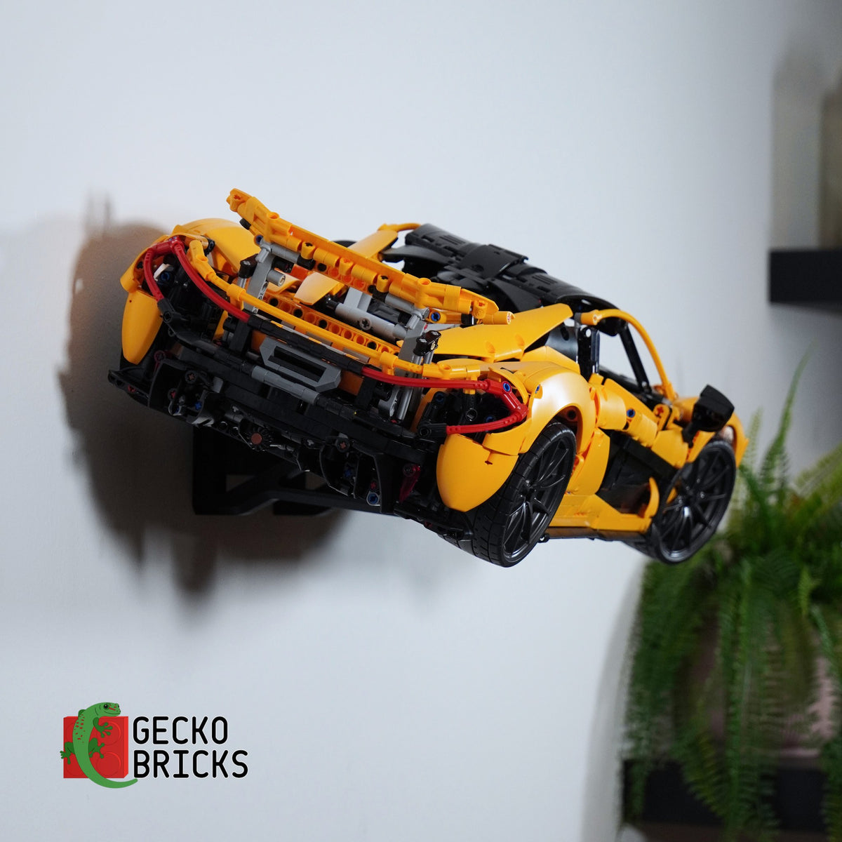LEGO® Technic McLaren P1 42172 zwevend aan de muur met premium wandbeugel - aanzicht 3