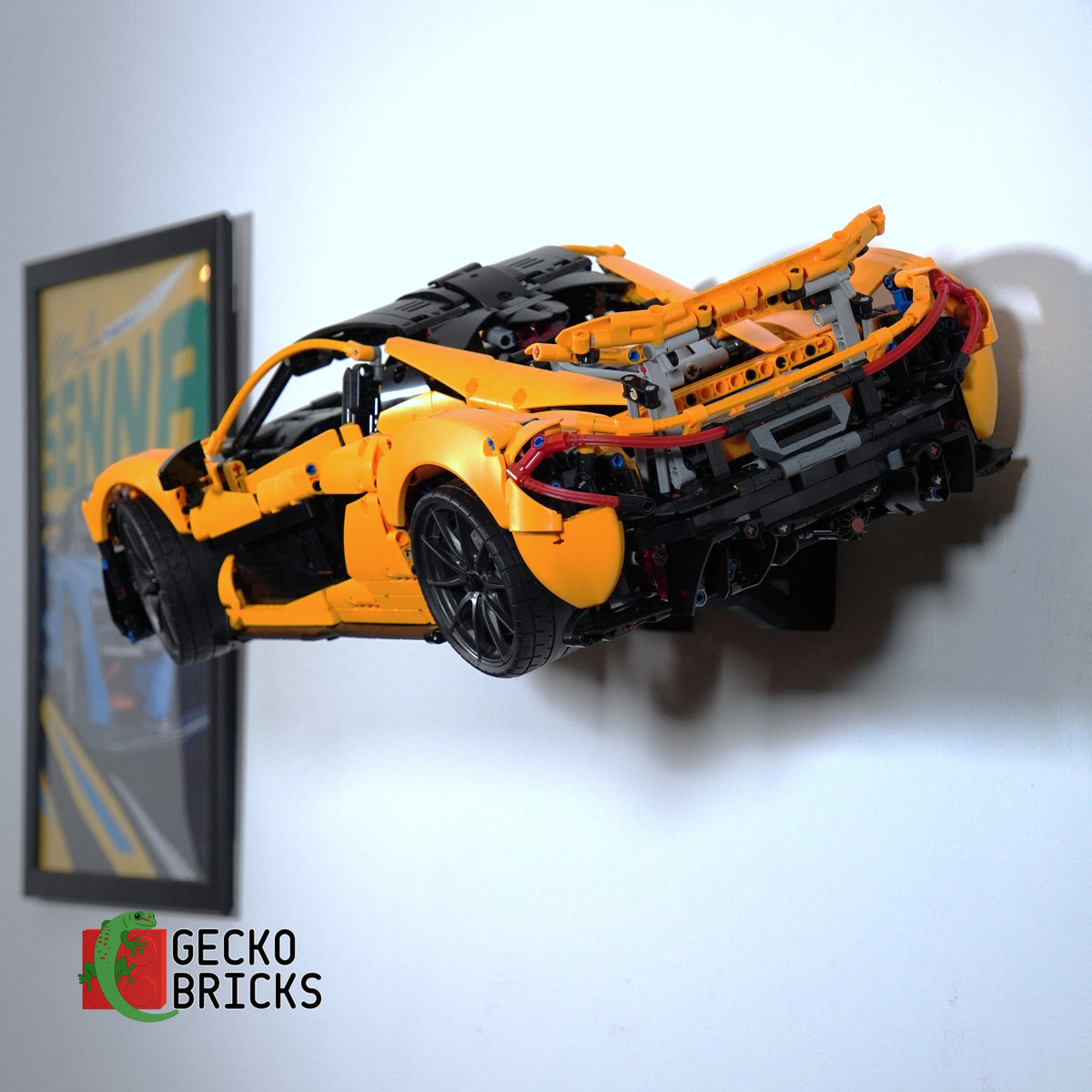 LEGO® Technic McLaren P1 42172 zwevend aan de muur met premium wandbeugel - aanzicht 4