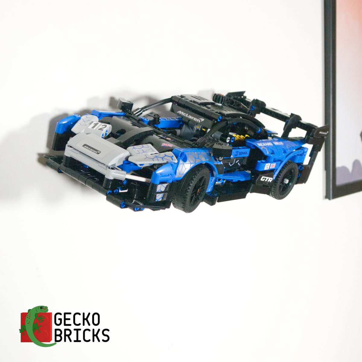 LEGO® Technic McLaren Senna GTR 42123 aan de muur met premium wandbeugel - vooraanzicht