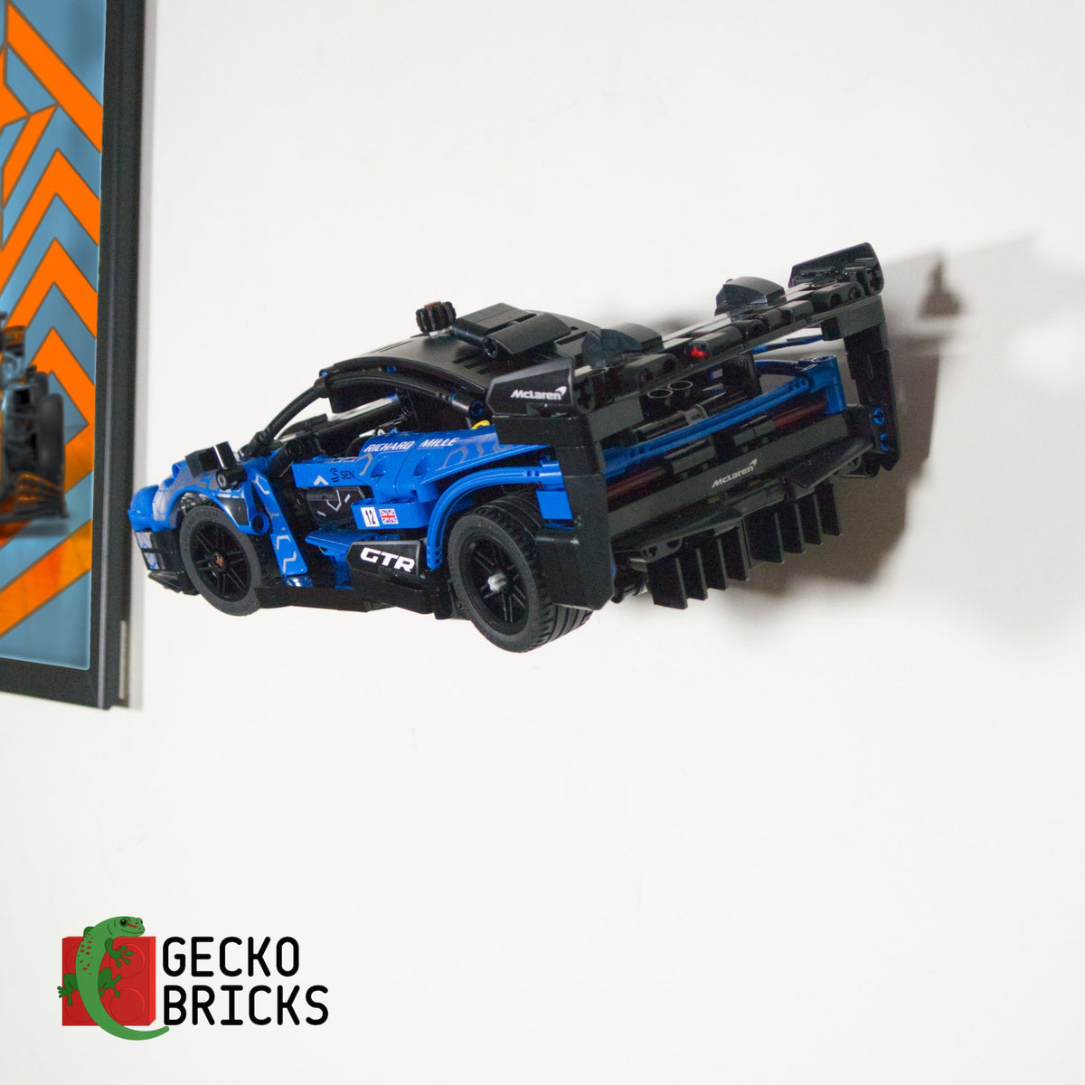 LEGO® Technic McLaren Senna GTR 42123 zwevend aan de muur met premium wandbeugel - aanzicht 3