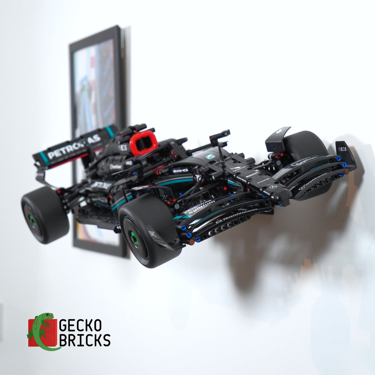 LEGO® Technic Mercedes-AMG F1 W14 E Performance 42171 aan de muur met premium wandbeugel - vooraanzicht