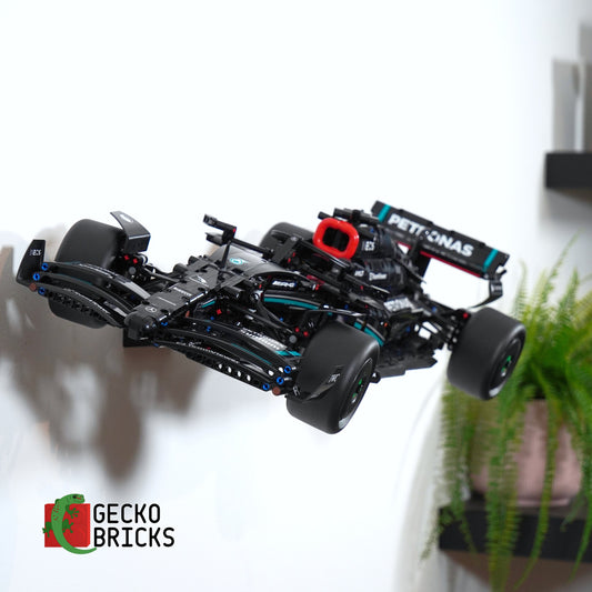 LEGO® Technic Mercedes-AMG F1 W14 E Performance 42171 zwevend aan de muur met premium wandbeugel - aanzicht 2