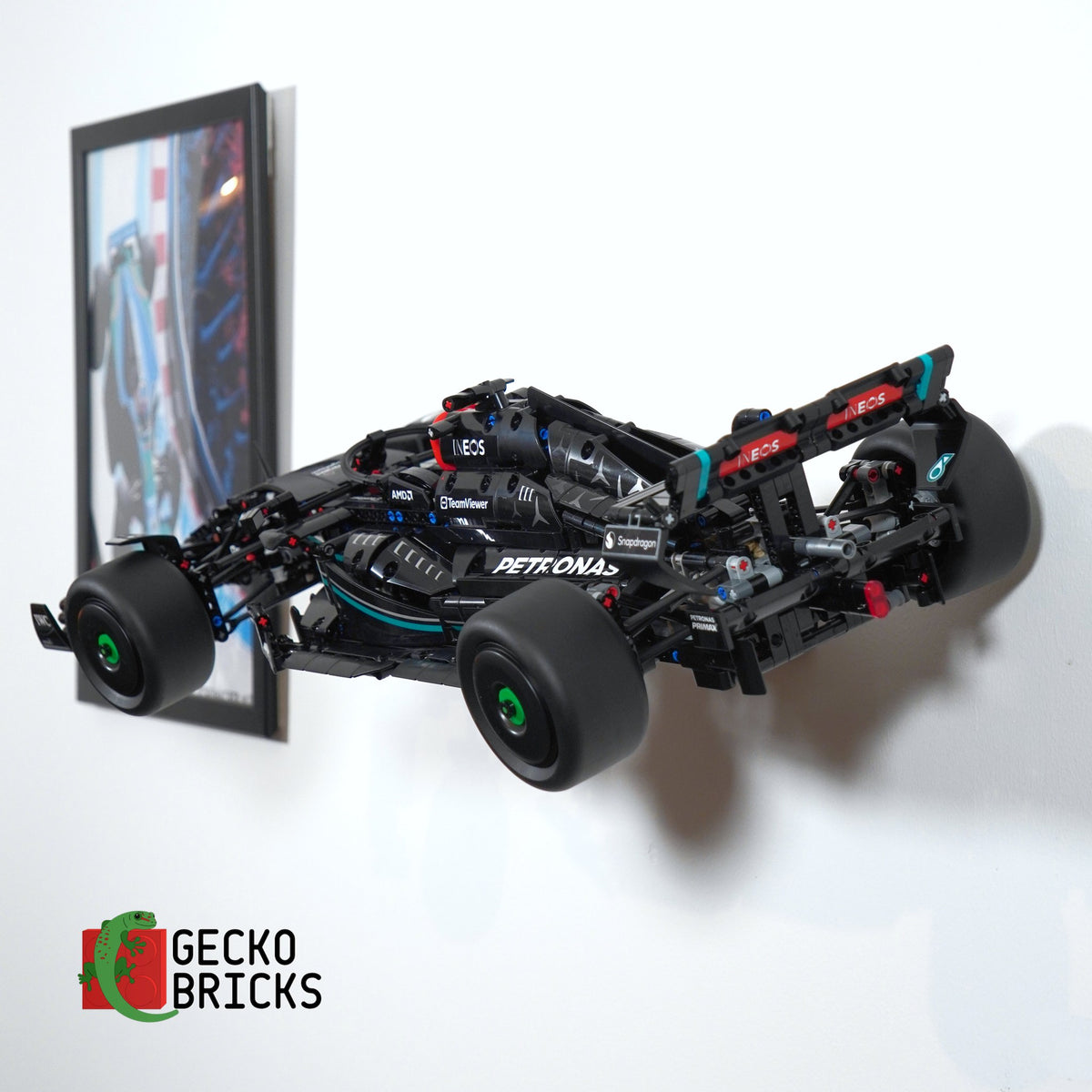 LEGO® Technic Mercedes-AMG F1 W14 E Performance 42171 zwevend aan de muur met premium wandbeugel - aanzicht 3