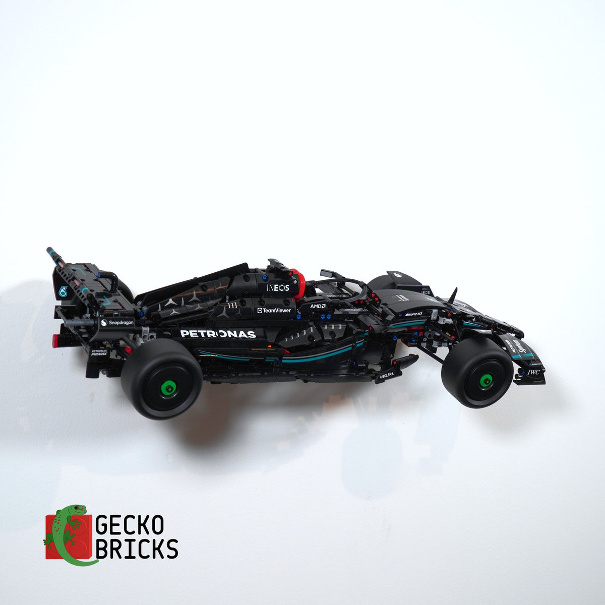 LEGO® Technic Mercedes-AMG F1 W14 E Performance 42171 zwevend aan de muur met premium wandbeugel - aanzicht 4
