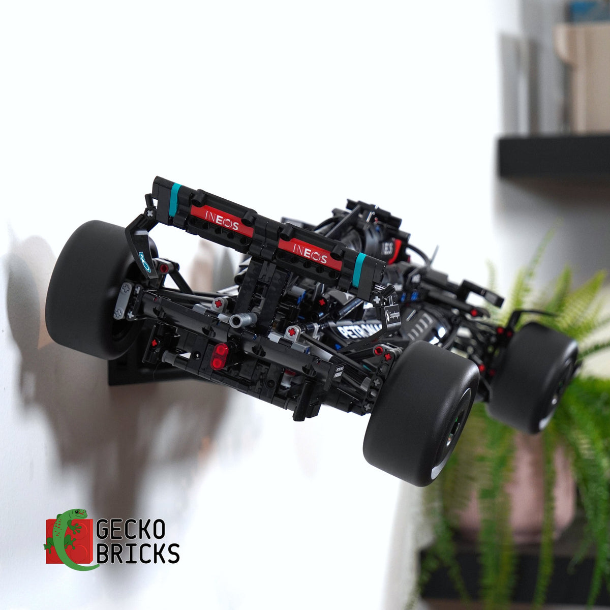 LEGO® Technic Mercedes-AMG F1 W14 E Performance 42171 zwevend aan de muur met premium wandbeugel - aanzicht 5