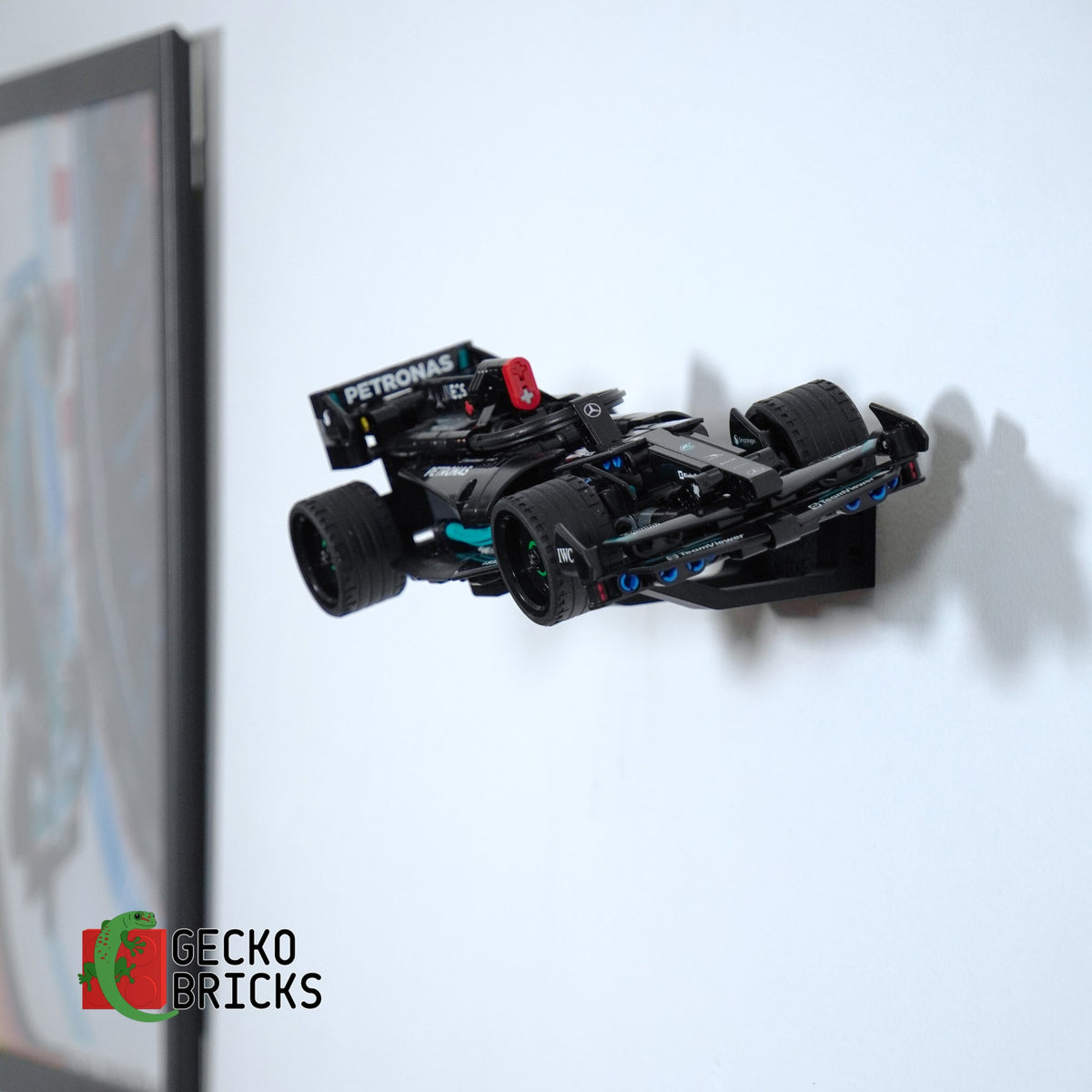LEGO® Technic Mercedes-AMG F1 W14 E Performance Pull-Back 42165 aan de muur met premium wandbeugel - vooraanzicht
