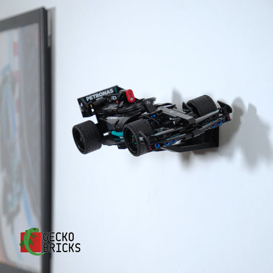 LEGO® Technic Mercedes-AMG F1 W14 E Performance Pull-Back 42165 aan de muur met premium wandbeugel - vooraanzicht