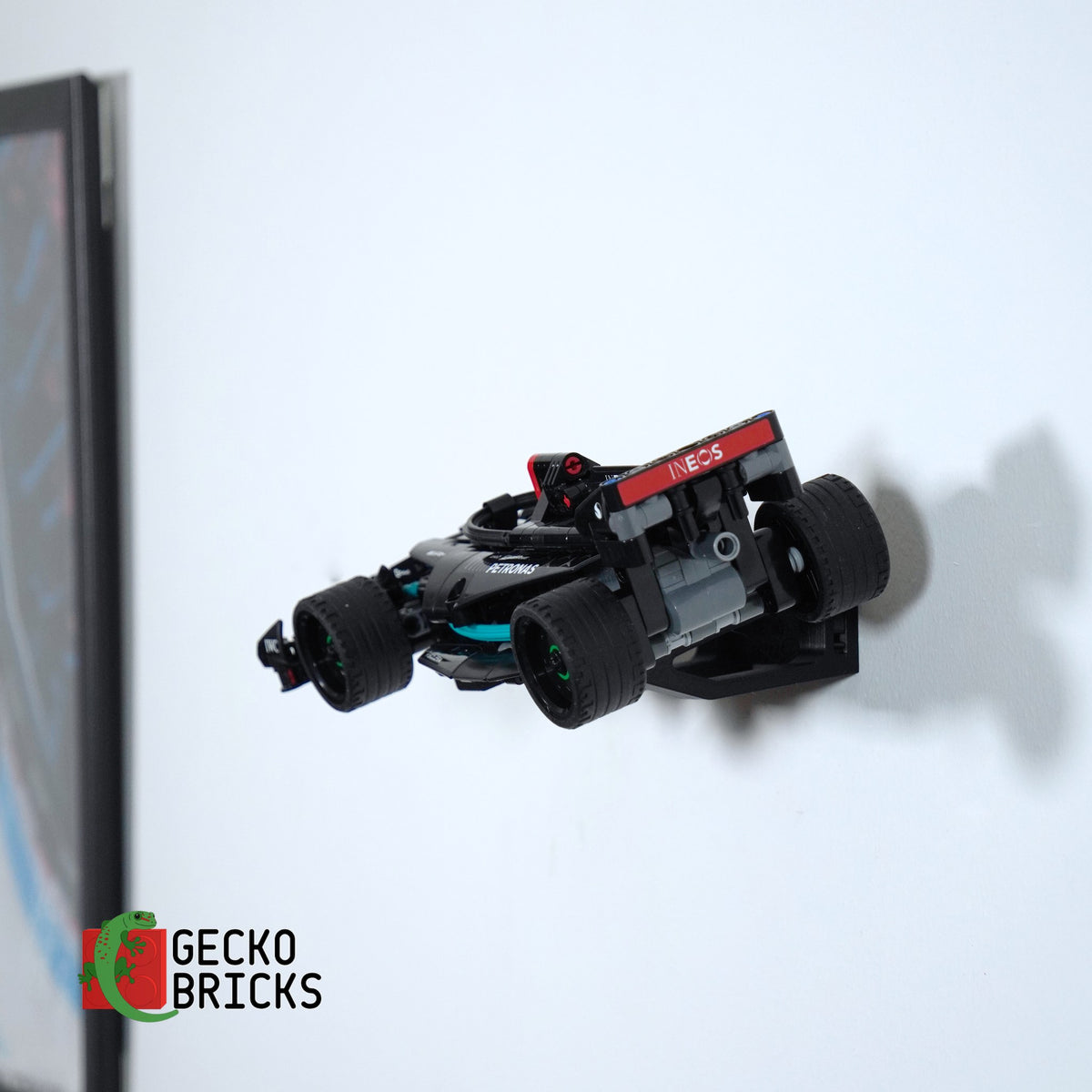 LEGO® Technic Mercedes-AMG F1 W14 E Performance Pull-Back 42165 zwevend aan de muur met premium wandbeugel - aanzicht 3