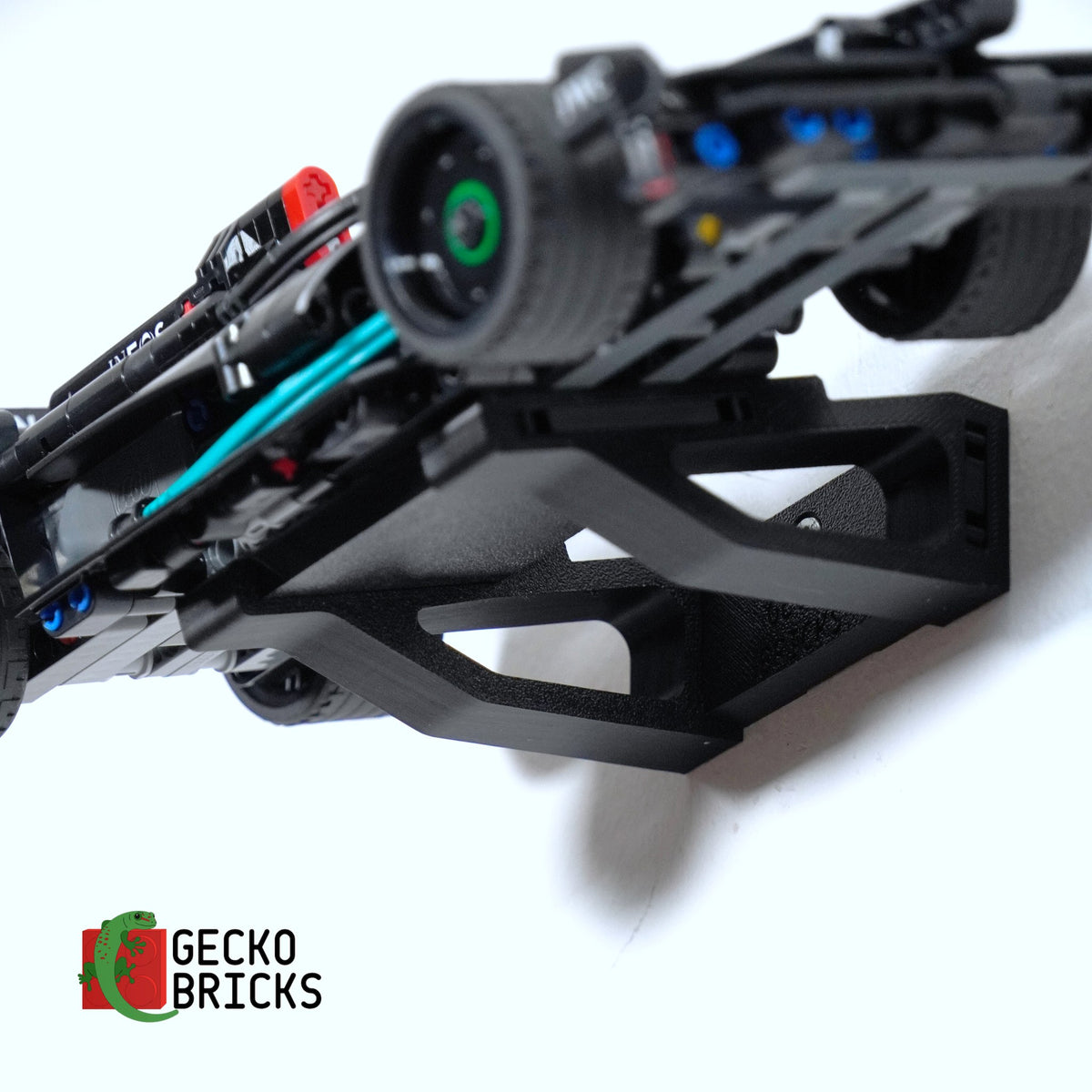 LEGO® Technic Mercedes-AMG F1 W14 E Performance Pull-Back 42165 zwevend aan de muur met premium wandbeugel - aanzicht 4