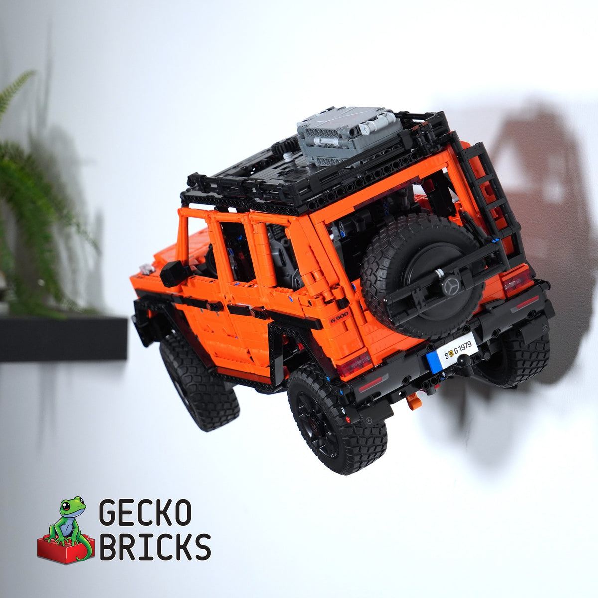 LEGO® Technic Mercedes-Benz G 500 PROFESSIONAL Line 42177 zwevend aan de muur met premium wandbeugel - aanzicht 3