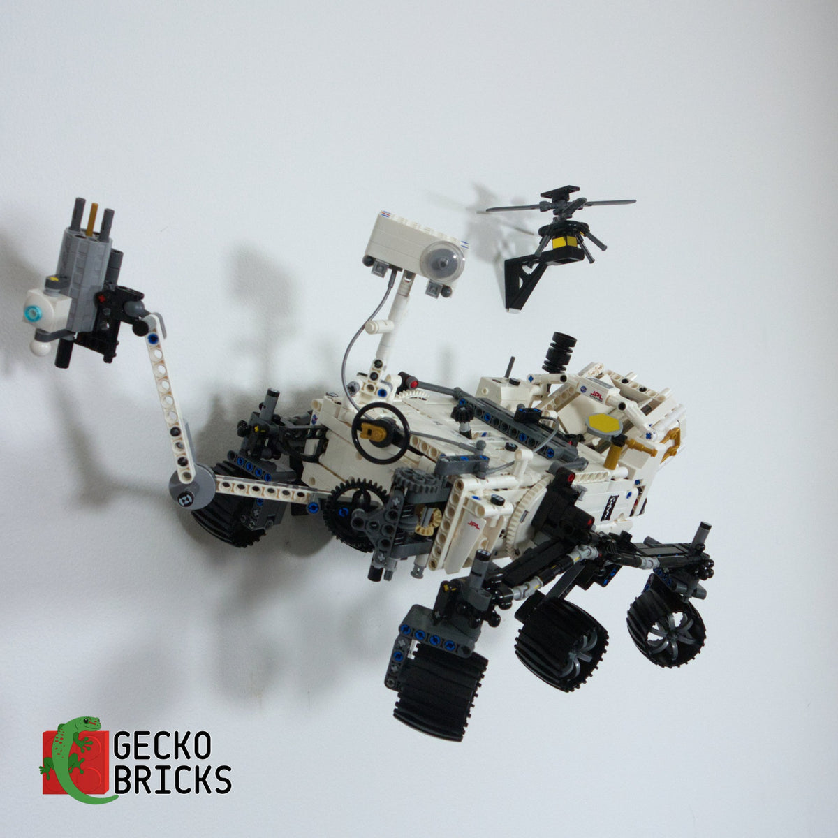 LEGO® Technic NASA Mars Rover Perseverance 42158 aan de muur met premium wandbeugel - vooraanzicht