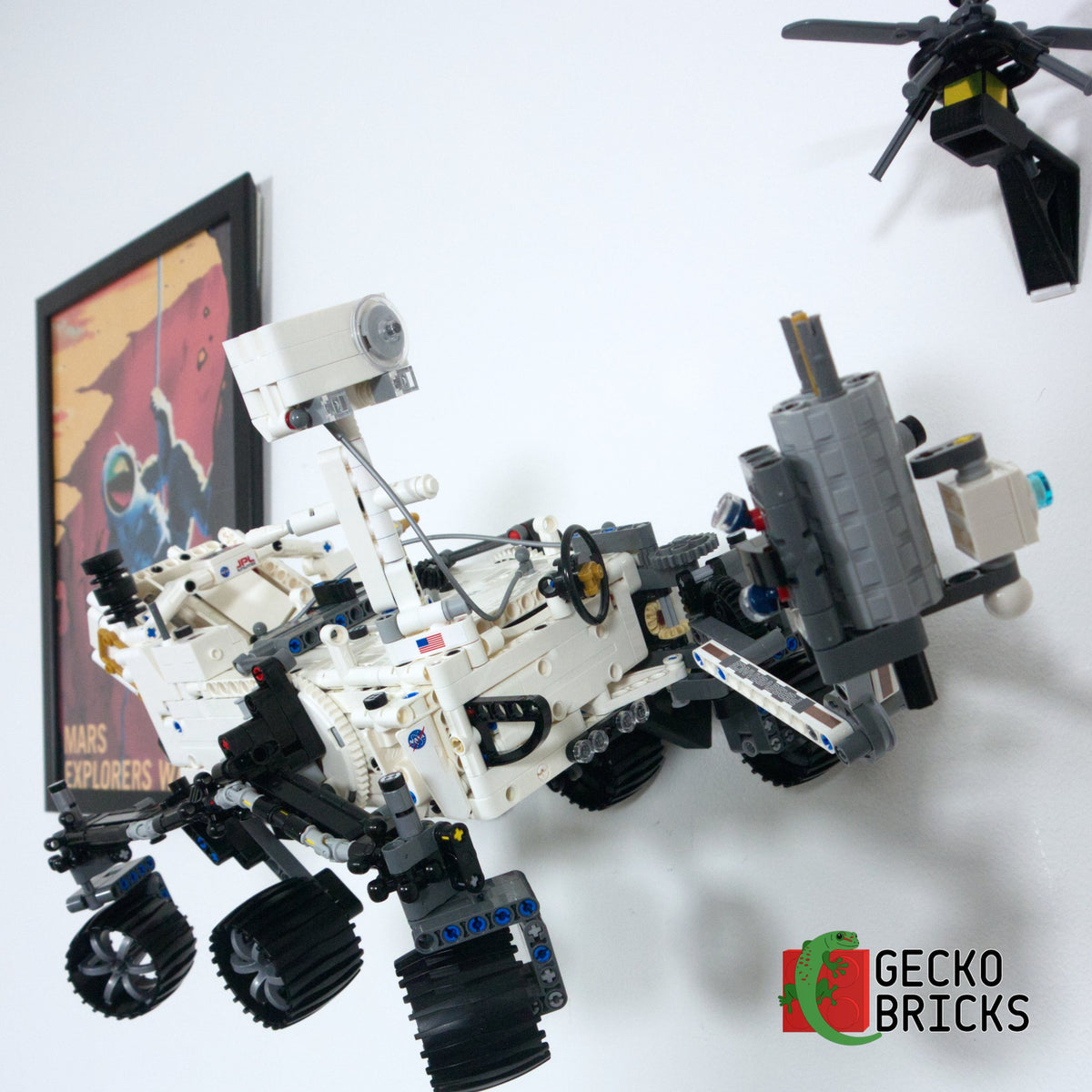 LEGO® Technic NASA Mars Rover Perseverance 42158 zwevend aan de muur met premium wandbeugel - aanzicht 2