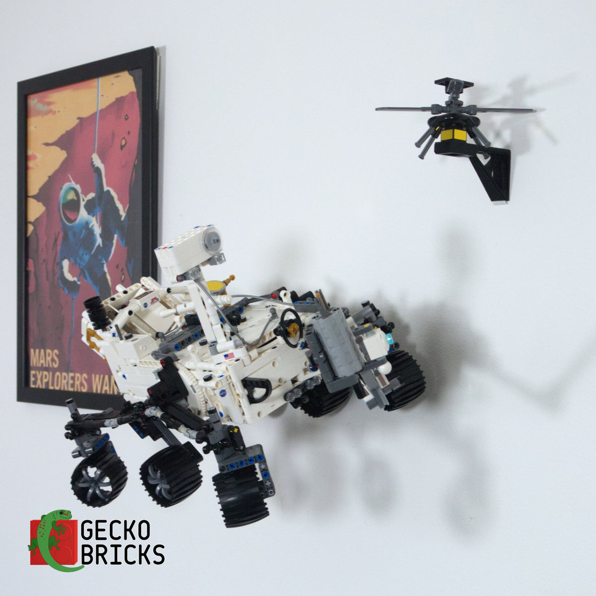 LEGO® Technic NASA Mars Rover Perseverance 42158 zwevend aan de muur met premium wandbeugel - aanzicht 3