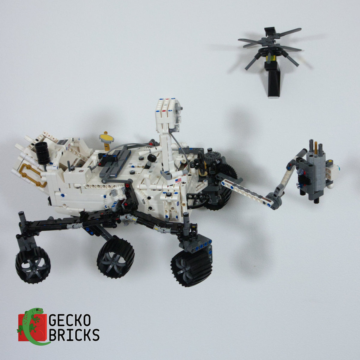 LEGO® Technic NASA Mars Rover Perseverance 42158 zwevend aan de muur met premium wandbeugel - aanzicht 4