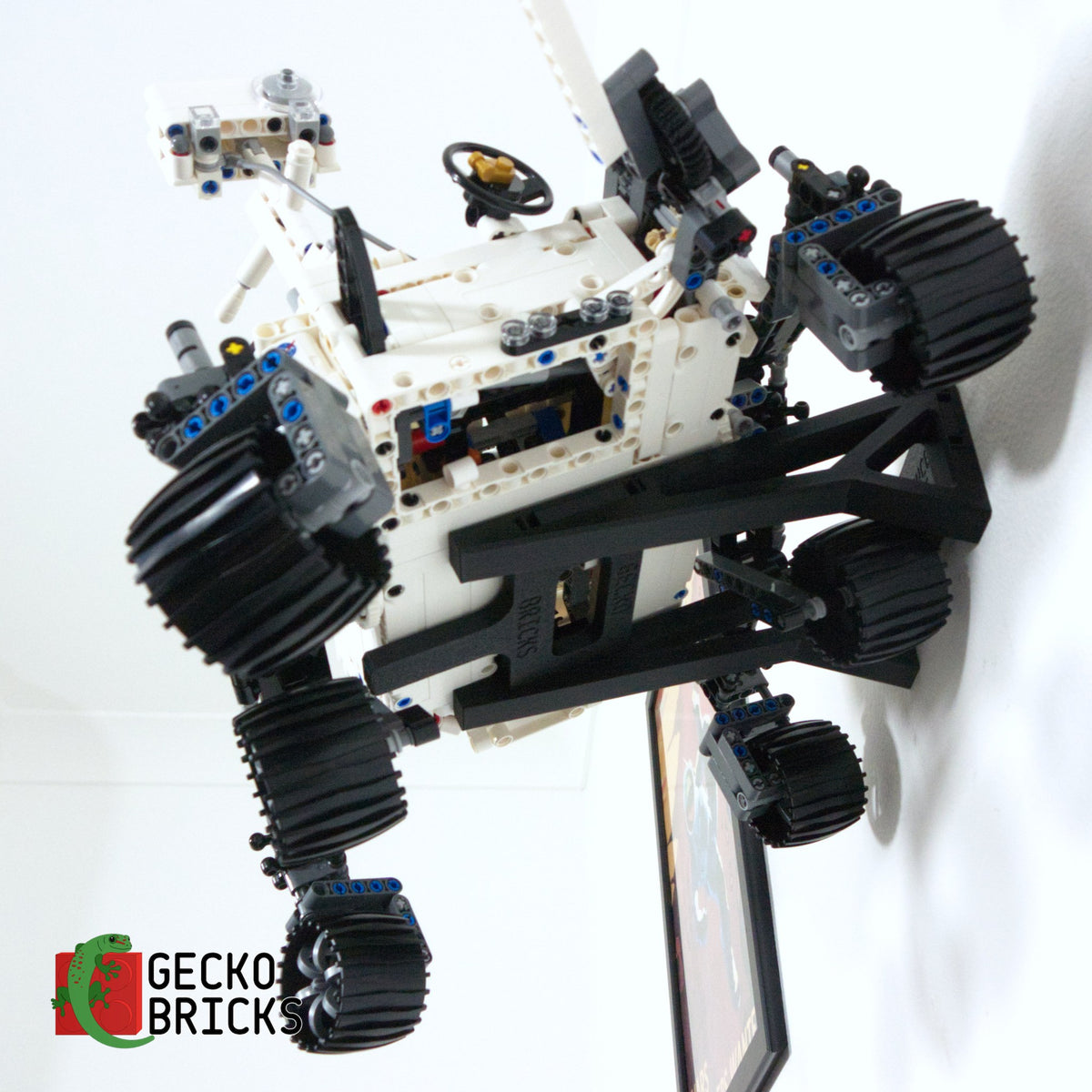 LEGO® Technic NASA Mars Rover Perseverance 42158 zwevend aan de muur met premium wandbeugel - aanzicht 5