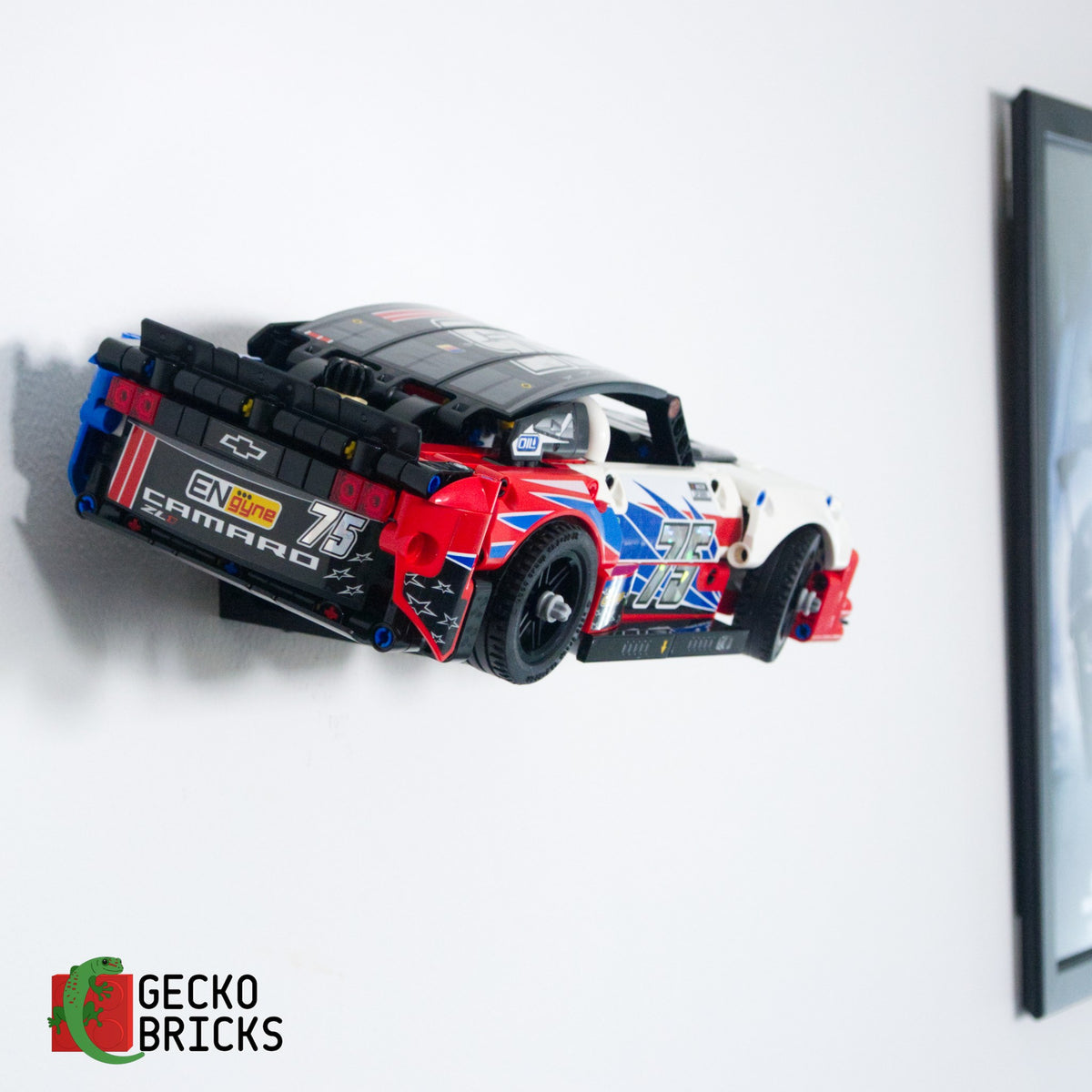 LEGO® Technic NASCAR Next Gen Chevrolet Camaro ZL1 42153 aan de muur met premium wandbeugel - vooraanzicht