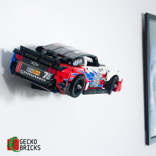 LEGO® Technic NASCAR Next Gen Chevrolet Camaro ZL1 42153 aan de muur met premium wandbeugel - vooraanzicht