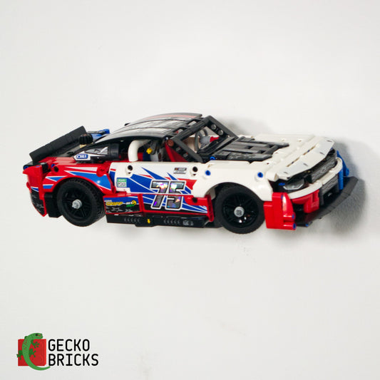 LEGO® Technic NASCAR Next Gen Chevrolet Camaro ZL1 42153 zwevend aan de muur met premium wandbeugel - aanzicht 2