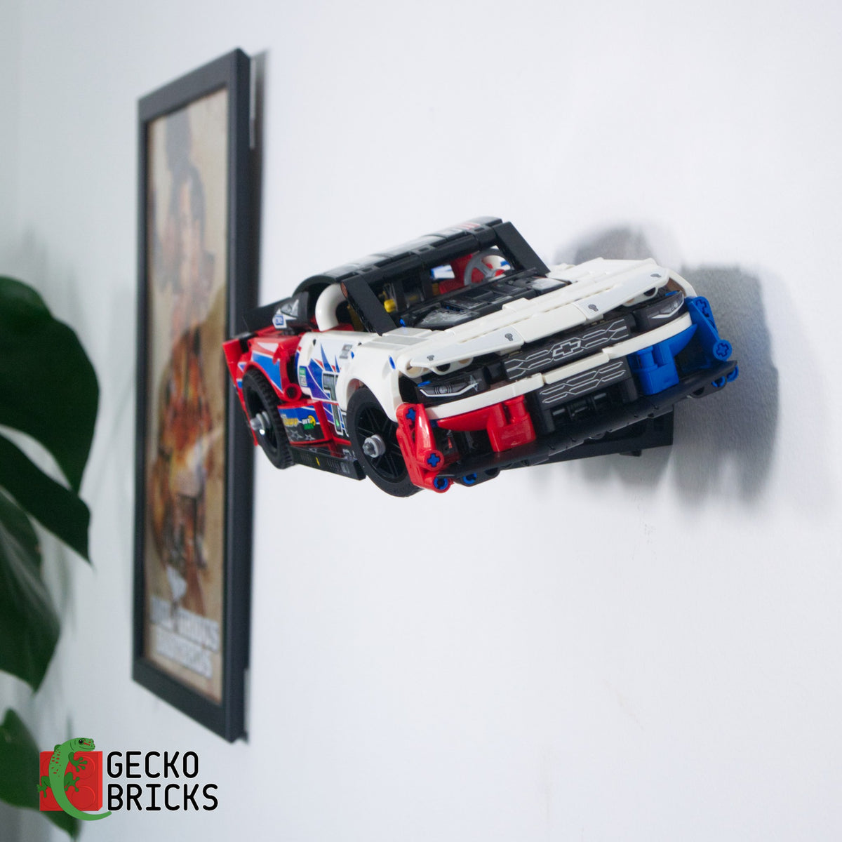 LEGO® Technic NASCAR Next Gen Chevrolet Camaro ZL1 42153 zwevend aan de muur met premium wandbeugel - aanzicht 3