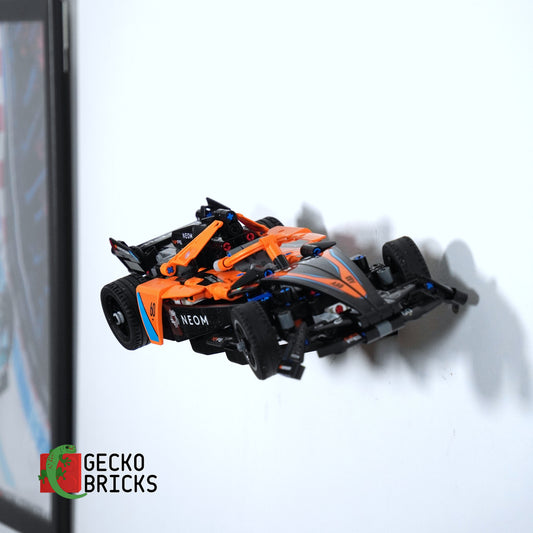 LEGO® Technic NEOM McLaren Formula E Racewagen 42169 aan de muur met premium wandbeugel - vooraanzicht